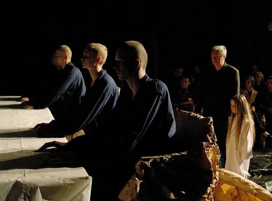 Twórca w roli celebranta aranżującego sytuacje, "Bruzda", 2006, reżyseria: Leszek Mądzik, fot. Sylwester Adamczyk